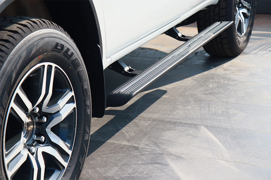 Automatic side steps clearance for trucks