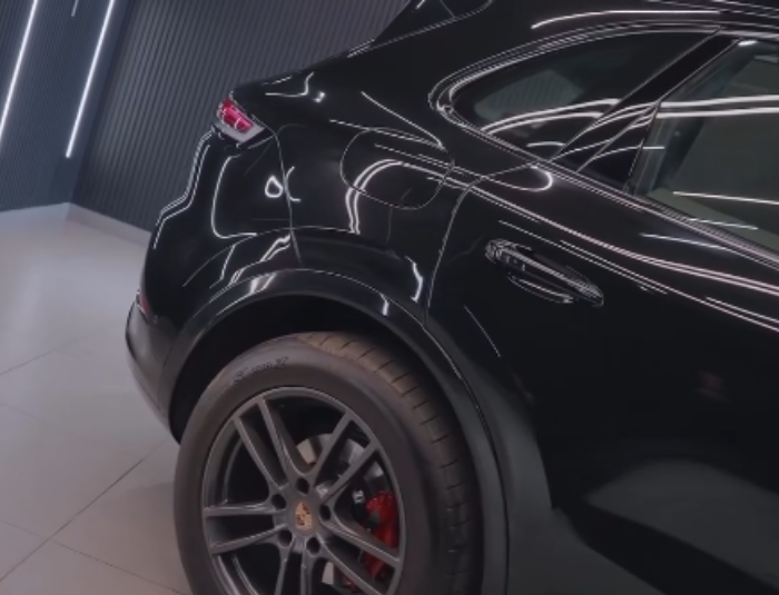 Red brake caliper painting on Porsche Cayenne by Autostarke