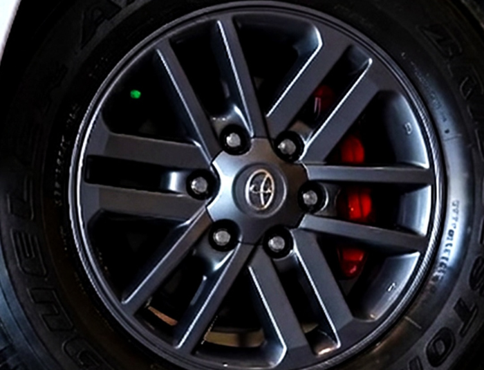 Custom painted brake calipers on a Toyota Fortuner in Kerala