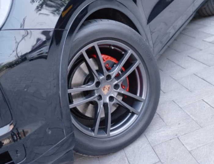 Porsche Cayenne with red-painted brake calipers by Autostarke